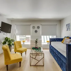 Modern French Country Studio Charm In The Canal Saint Martin 10th District Appartement